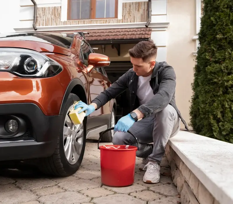 Lavage auto à domicile Cheminon : professionnel intervenant sur un véhicule